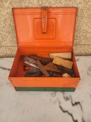 Caja de herramientas naranja y verde