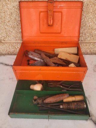 Caja de herramientas naranja y verde