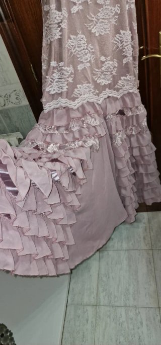 Vestido de Flamenco con Encaje y Volantes