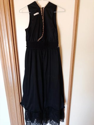 Vestido largo bono de encaje negro.
