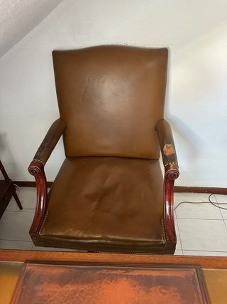Silla de despacho de cuero marrón