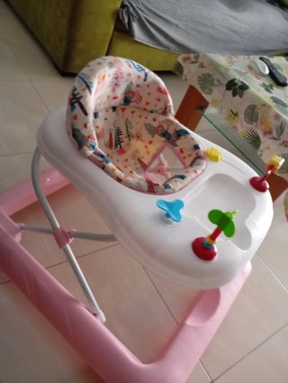Andador infantil rosa y blanco