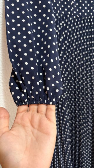 Vestido azul de lunares blancos