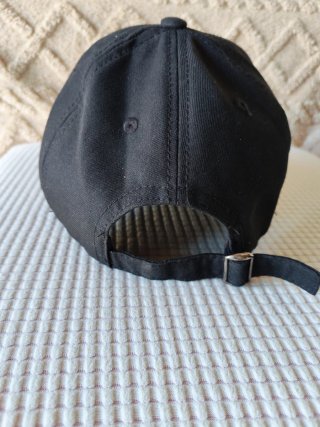 Gorra Negra con Escudo de Perú Dorado