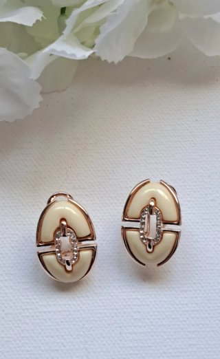 Pendientes dorados y beige