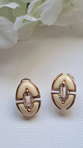 Pendientes dorados y beige