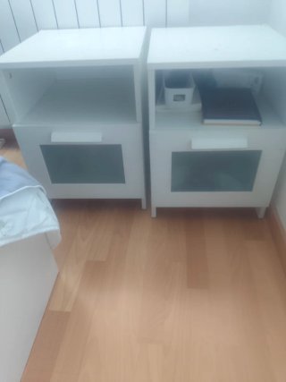 Mesitas de noche blancas