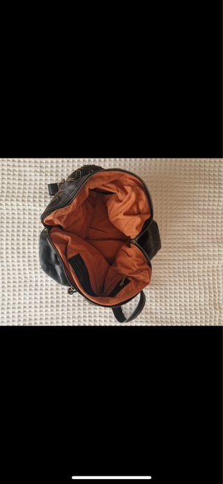 Bolso de cuero marrón con detalles dorados