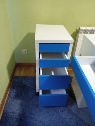 Scrivania bianca e blu con cassetti