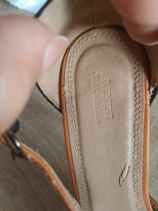 Zapatos de tacón negros y marrones