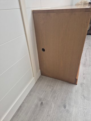 Mueble de madera con puertas y cajones