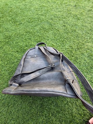 Mochila gris con tachuelas