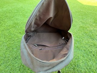 Mochila gris con tachuelas