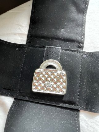Broche Chanel CC Plateado