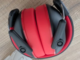 Cascos Antirruido Negros y Rojos