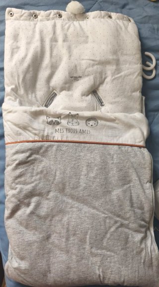 Saco de bebé gris con estampado de animales