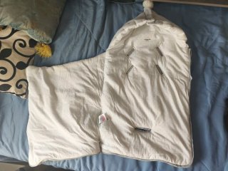 Saco de bebé gris con estampado de animales