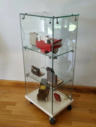 Vitrina de vidrio templado con ruedas