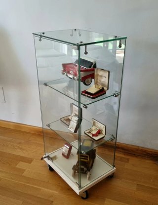 Vitrina de vidrio templado con ruedas