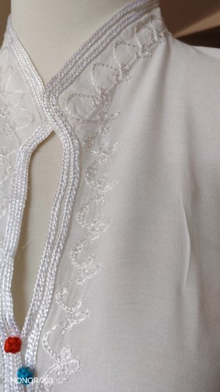 Blusa donna bianca con ricami e bottoni colorati