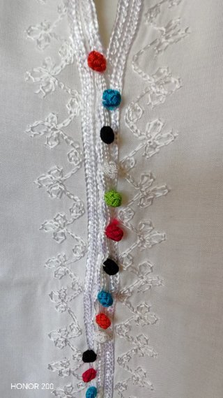 Blusa donna bianca con ricami e bottoni colorati
