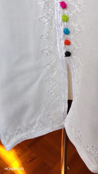 Blusa donna bianca con ricami e bottoni colorati
