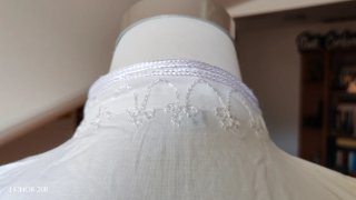 Blusa donna bianca con ricami e bottoni colorati