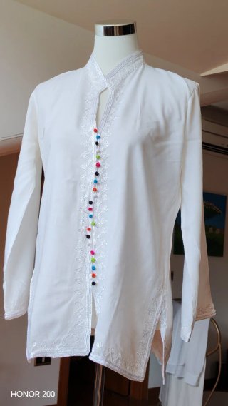 Blusa donna bianca con ricami e bottoni colorati