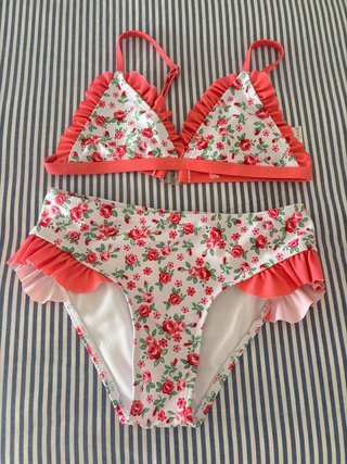 Bikini niña flores coral volantes Talla 9-10
