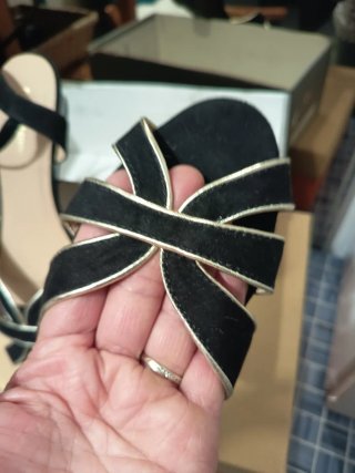 Sandalias de tacón bajo negras y doradas