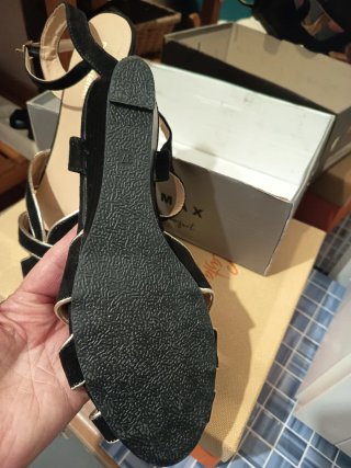 Sandalias de tacón bajo negras y doradas