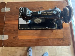 Máquina de coser antigua SIGMA se vende por viaje
