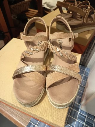 Cuñas Beige y Doradas SIN ESTRENAR