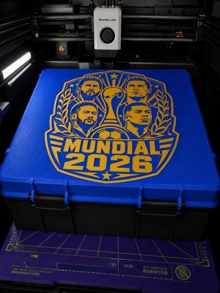 Caja Mundial 2026 con diseño de futbolistas