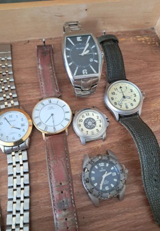 Lotto 8 orologi al quarzo