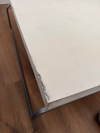 Mesa auxiliar blanca y metal