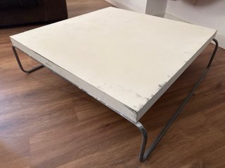 Mesa auxiliar blanca y metal