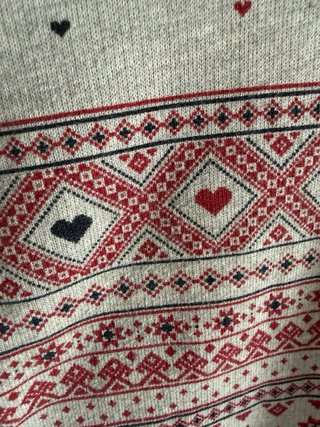 Sudadera gris con estampado de corazones
