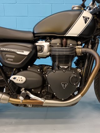 Triumph Speed Twin 900 Negra y Blanca