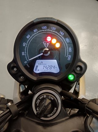 Triumph Speed Twin 900 Negra y Blanca