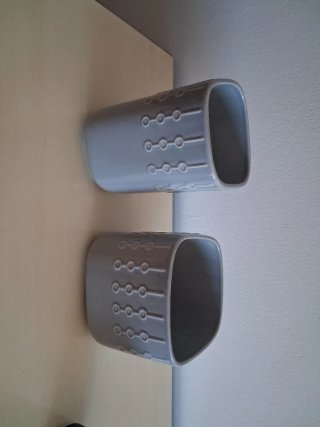 Dos cubre macetas Cerámica Gris con relieves.