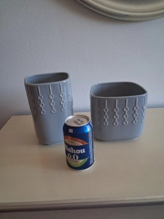 Dos cubre macetas Cerámica Gris con relieves.
