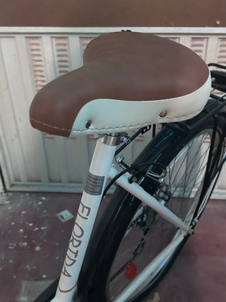 Bicicleta urbana blanca con cesta