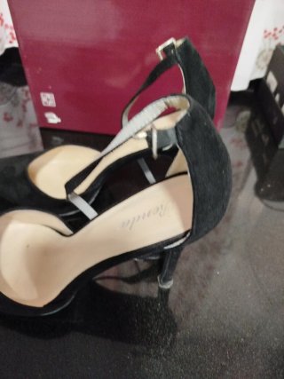 Zapatos de tacón negros con tira al tobillo