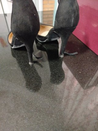 Zapatos de tacón negros con tira al tobillo