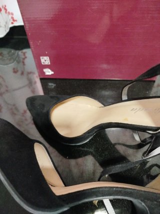 Zapatos de tacón negros con tira al tobillo