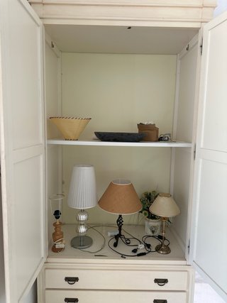 Armario de madera beige con cajones