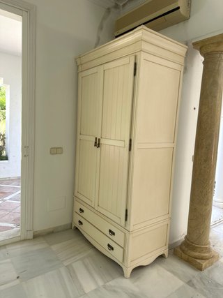 Armario de madera beige con cajones
