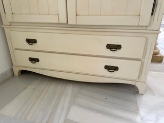 Armario de madera beige con cajones