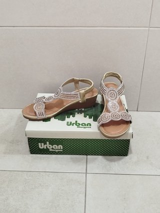 Sandalias Urban Mary Paz doradas y plateadas